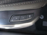 運転席シートメモリー機能を搭載。登録したポジションを呼び出せるため、ご家族での共用時にも便利な装備です。