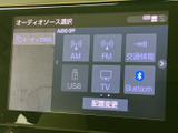 AM・FMラジオに加え、USBやテレビ、Bluetoothなどの音源を画面から選べます。選択肢が一覧で表示されるため、使いたい音源を見つけやすく、日々の車内時間に便利です。