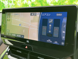 大きな画面に地図や空調の情報が並び、現在地の確認と車内環境の調整を一画面で行えます。表示が整理されているので、必要な項目を見つけやすいのも便利です。