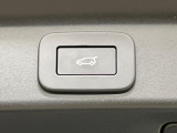 電動リアゲートは、ボタンやリモコンでバックドアを自動開閉できる機能です。楽に開閉でき、ゲートが開く高さの記憶や安全のための挟み込み防止機能も備えています。