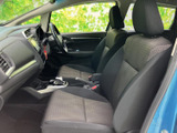 前席は座面と背もたれに落ち着いた色合いを採用し、運転席から助手席までゆったりした印象です。窓からの視界も確保され、乗る方が心地よく過ごせる空間です。