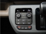 フルオートエアコン搭載。好みの温度に設定するだけで、風向や風量を自動でコントロール!いつでも快適な車内環境に。さらに、体を直接温めるシートヒーター付きで寒い季節も暖かく過ごせます。