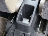 前席の間に小物入れを備えています。