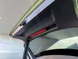 ●後部席を倒して、長い荷物を運ぶ事が出来ます。あると便利なトランクスルー機能です。
