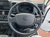 握りやすい形状のステアリングを中心に、メーターや各種スイッチが見渡せる運転席まわり。視線を移す範囲がまとまり、日々の運転時にも情報を確認しやすい配置です。