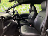 前席はゆとりある座面とヘッドレストで、運転席・助手席とも落ち着いて座れる空間です。窓からの視界も広く、乗り降りしやすい室内の雰囲気が伝わります。