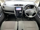 前席からの視界が開け、ハンドルまわりや中央部まで見渡しやすい運転席です。シートは落ち着いた色調で、足元もすっきりまとまり、日々の移動を気持ちよく支えます。