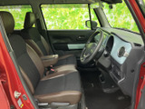 大きな窓から光が入り、運転席まわりまで明るく感じられる室内です。シートは身体を預けやすい形状で、前席に座る方にも視界の広さと落ち着いた空間をお確かめいただけます。
