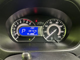 速度計や各種表示がまとまっており、運転中に必要な情報を確認しやすい配置です。中央の画面にはシフト位置なども表示され、状況を把握する際に便利です。