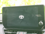 大画面のディスプレイを備え、ナビやオーディオなどの車内情報をまとめて確認できます。画面とボタンを組み合わせた構成で、日々の移動をサポートする装備です。
