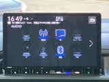 ラジオやテレビをはじめ、USB、Bluetoothなど複数の音源メニューを選べる画面です。その日の気分や接続機器に合わせて使い分けられ、車内での時間を快適に過ごせます。