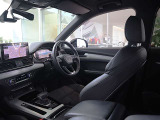 内装はシンプルに使い勝手を考え作られています。お車を運転する感覚をダイレクトに体感して頂けます。室内も広くロングドライブにも快適にお過ごしいただけます。
