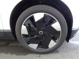 グッドイヤー社製で、245/45R19サイズのタイヤ。EX30のパワーを、しっかりと地面に伝え、さらに、上質な乗り心地を提供してくれます。