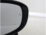 隣車線を走る車両をレーダーで検知し、ドアミラーでは確認しにくい後側方エリアに存在する車両に加え、急接近してくる車両も検知します。車両を検知するとドアミラーに搭載されたLEDインジケーターが点灯します。