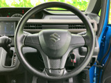 握りやすい円形のステアリングが運転席前に配置され、前方を見ながら手元を自然に確認できます。中央部もすっきりまとまり、日常の運転操作を支える装備です。