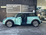 中古車ソムリエの弊社スタッフが、お客様にピッタリのMINIをご紹介します。