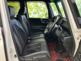 前席はゆったりとした座面とヘッドレストを備え、運転席からの見通しも確保しやすい空間です。落ち着いた色合いで、毎日の移動も心地よく過ごせます。
