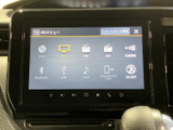 画面にはテレビやラジオ、ディスク、USBなどの選択肢が並び、使いたい音源を見つけやすい構成です。アイコン表示で項目を確認しやすく、日常の移動中も音楽や情報を手軽に選べます。