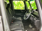 前席はゆとりを感じる配置で、運転席から前方や左右の確認がしやすい視界です。落ち着いた色合いのシートと手の届きやすい空間で、毎日の乗り降りもスムーズです。