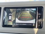 後方映像に加えて車両周辺の表示も確認でき、駐車時の安全確認をサポートします。画面上のガイドを目安に後方の状況を把握しやすく、駐車スペースへの出入りや切り返しの際にも便利です。
