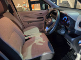 運転席と助手席を右側から写しました。ハンドルの横に丸いエアコンの吹き出し口があります。