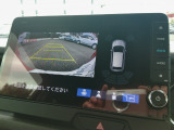バック駐車が苦手な方や、初めてのお車で不安な方も安心。後方の映像をナビ画面に表示するため、周囲を確認しながらスムーズに駐車できます。