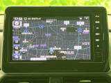 道路や周辺の地名が画面に表示され、現在地を確認しながら目的地までの道順を把握できます。地図を見ながら行き先を検討でき、初めて訪れる場所へのお出かけにも活用いただけます。