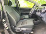 前席はシートとドアまわりが落ち着いた色合いでまとまり、運転席から前方を見渡しやすいレイアウトです。座面と背もたれにはゆとりがあり、毎日の移動にも使いやすい空間です。