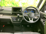 握りやすい形状のステアリングに操作スイッチを備え、運転姿勢を保ったまま手元で各種操作ができます。メーターや中央の表示部も見渡しやすく、日々の運転をスムーズにサポートします。
