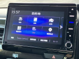 目的地の設定やオーディオ選択など、画面上のメニューから各種項目へアクセスできます。タッチ操作で必要な機能を選びやすく、日々のお出かけをサポートしてくれる便利な装備です。