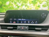 ラジオやBluetoothなど、複数のメニューが画面下部にまとまり、目的の項目を見つけやすい配置です。日々の移動に合わせて使い分けられ、車内での操作も確認しやすく便利です。