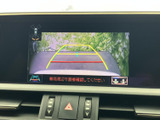 車両後方の映像に加えて進路の目安となるガイドラインが表示され、駐車時の周囲確認をサポートします。画面で後方の位置関係を確かめながら、落ち着いて駐車操作を行えます。