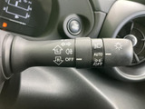 レバーには各種表示が記されており、操作内容を確認しやすい仕様です。運転席から手を伸ばしやすい位置にまとまり、灯火類の操作を日常の運転に取り入れやすくなっています。