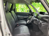 前席はゆとりを感じる空間で、運転席からの視界も広く確保されています。シートやドアまわりは落ち着いた色合いでまとまり、清潔感のある車内で快適にお過ごしいただけます。