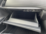 【グローブボックス】大容量のグローブボックスです!!車検証ケース他、日頃使う小物類の収納スペースもたくさんあります!