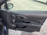 運転席のドアの内張りです。4つの窓のスイッチがここに集まっています。