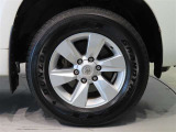 純正のアルミホイール装着車です。タイヤサイズは265/65R17です。