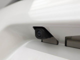 後退時に車両の後ろ側をモニター画面に表示します。車庫入れなどでバックする際に後方確認ができて便利です。車庫入れが苦手な人もこれで安心。