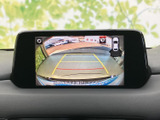 後方の映像とガイド線を画面で確認でき、駐車時の周囲確認をサポートします。車庫入れや狭い場所での駐車など、日常のさまざまな場面で安心感につながる装備です。