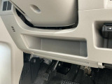 【収納部】パッと手に取りたい小物の置き場に便利。その他、沢山の収納部がございます。