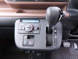 運転のしやすいインパネシフトです。運転席の足元も広くとても快適ですよ。