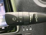 レバー上には各操作位置を示すマークが並び、運転席から確認しやすい配置です。雨天時にも手元で操作しやすく、視界を確保したい場面で役立ちます。