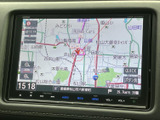 地図上に周辺の道路や施設名が表示され、現在地を確認しながら目的地までの道順を把握できます。画面内の情報が見やすく、慣れない場所へのお出かけにも便利です。