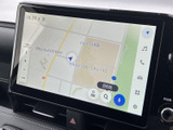 道路や現在地、周辺の施設が地図上に表示され、目的地検索や画面操作も視覚的に行えます。初めて訪れる場所への移動時にも、ルート確認に活用できる便利な画面です。