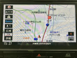 地図上に現在地周辺の道路や施設名が表示され、目的地までの位置関係を把握しやすい画面です。表示範囲を切り替えながら、行き先の確認やルート選びに活用できます。