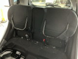 リアシート座面を持ち上げると、背の高い荷物を積むのに便利なトールモードに変身します!多彩なシートアレンジで使い勝手良好!