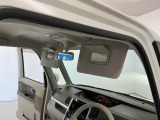 【サンバイザー】車内で身だしなみを整えるためのバニティミラーがセット。お化粧直しや髪型のチェックに活用できます。
