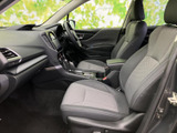 前席は視界を遮りにくい配置で、運転席から周囲を確認しやすい室内です。シートは身体を支える形状で、落ち着いた色合いも魅力。日々の移動を快適にお過ごしいただけます。