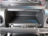運転席前に蓋つき収納あり。ティシュやサングラスを入れるのにちょうどいいです。