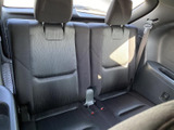 後方には左右に分かれたシートとヘッドレストが備わり、乗車人数に合わせて活用できる空間です。シートベルトも確認でき、後席の同乗者が落ち着いて座れる配置。周囲の内張りも黒系でまとまっています。